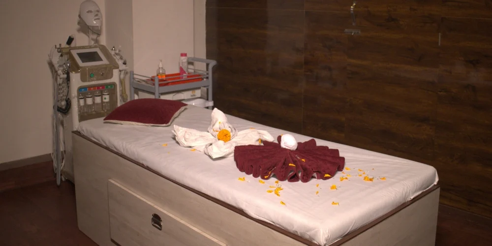 Hot stone massage therapy at Medis Spa, Mira Road